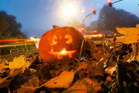 Nicht überall bliebt Halloween ein friedlicher Spaß. Foto: Swen Pförtner/dpa