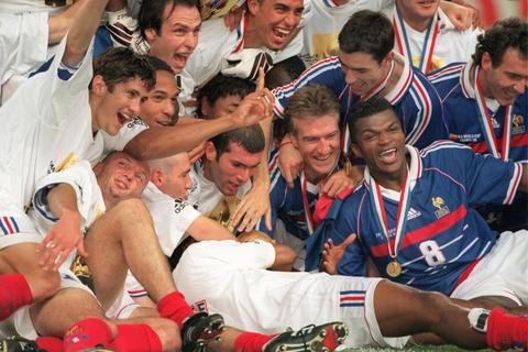 Frankreich gewann 1998 bei der Heim-WM den ersten Titel - mit einem 3:0 gegen Brasilien. Tragik kennt die Grande Nation aber auch - 2006 in Deutschland gegen Italien. Archivfoto: dpa