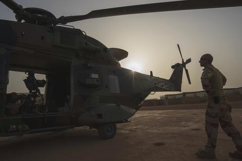 Ein Soldat an einem Hubschrauber in Mali.  Foto: dpa