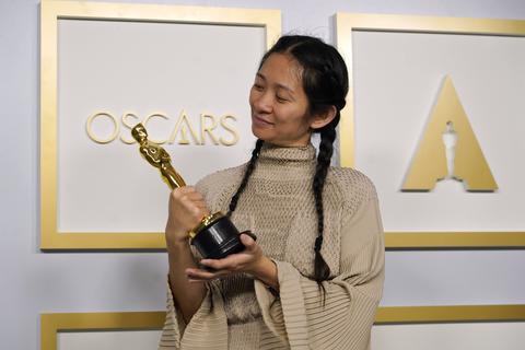Die Regisseurin Chloe Zhao erhielt für «Nomadland» den Oscar für die beste Regie und den besten Film. Foto: dpa