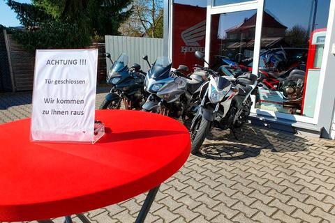 Die "heißen Öfen" warten beim Auto- und Motorradhaus Bürstadt auf Kundschaft, doch Beratung und Verkauf finden nur im Freien beziehungsweise online statt. Foto: Anja-Meike Müller 