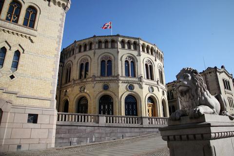 Die norwegische Flagge weht über dem Parlamentsgebäude in Oslo. Foto: dpa