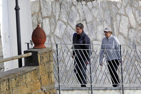Angela Merkel und ihr Ehegatte im Urlaub auf Ischia. Foto: dpa