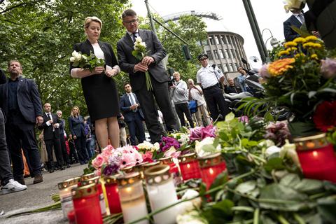 Franziska Giffey (SPD), Regierende Bürgermeisterin von Berlin, und Boris Rhein (CDU), Ministerpräsident von Hessen, besuchen den Ort der Amokfahrt und legen Blumen nieder in Trauer um die getötete Lehrerin und zahlreichen Verletzten nach der Todesfahrt. Foto: dpa