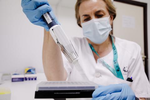 Eine Krankenschwester bereitet im Krankenhaus einen PCR-Test zur Erkennung des Affenpockenvirus vor. Foto: dpa