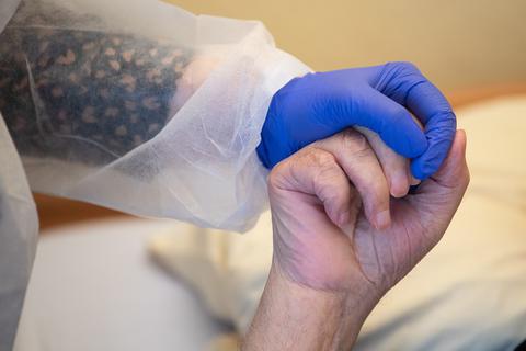 Pflegekräfte riskieren während der Corona-Pandemie ihr Leben um anderen zu helfen. Foto: dpa