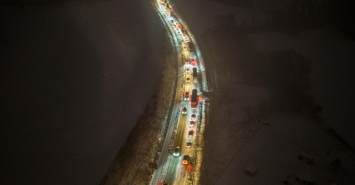 Glatter-Morgen-Schnee-und-Eis-bremsen-Autos-und-Bahnen