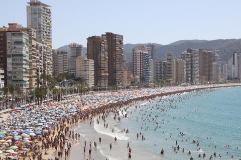 Spanien - hier ein Archivbild des Strand in Benidorm an der Costa Blance - ist nach wie vor ein beliebtes Reiseland. Derzeit steigen die Coronazahlen wieder und das Land wird eneut als Risikogebiet eingestuft. Foto: Manuel Meyer/dpa
