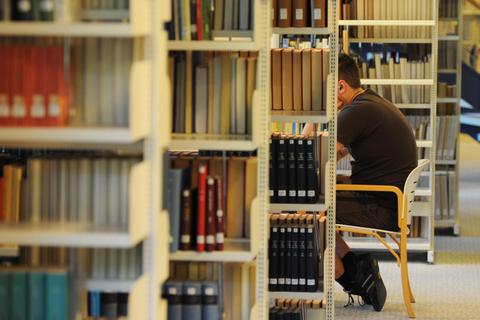 Die Uni-Bibliothek: Ort des Lernens, dessen Öffnungszeiten viele Hochschulen wegen der gestiegenen Energiekosten eingeschränkt haben.