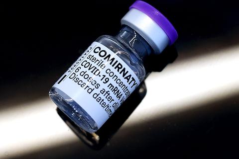 Laut einer Studie des McAfee Advanced Threat Research-Teams werden im Darknet neben gefälschten Impfdosen und -ausweisen auch falsche Antikörpertests angeboten.  Foto: dpa