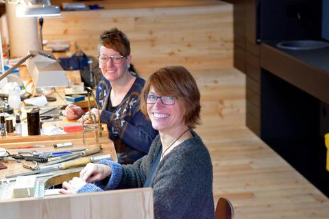Donata Starke (vorne) und Franziska Brümmer dürfen ihre Goldschmiede-Werkstatt offen halten, aber es fehlen Kunden. Foto: Dagmar Jährling 