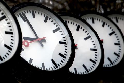 Eine Studie hat gezeigt: Die Zeitumstellung belastet immer mehr Berufstätige.  Foto: dpa
