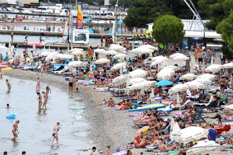 Urlaub ist schön, Urlaub ist toll. In Pandemiezeiten machen Reiserückkehrer aber einen Großteil der Infektionen aus. Wie die, die aus Kroatien heimkehren. Foto: dpa