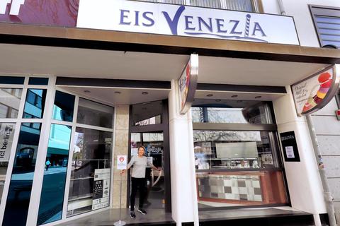 Bereit für den Verkauf ab Montag: Simonetta Favretto vor ihrem "Eis Venezia" an der Ernst-Ludwig-Straße in Darmstadt.    Foto: Andreas Kelm 