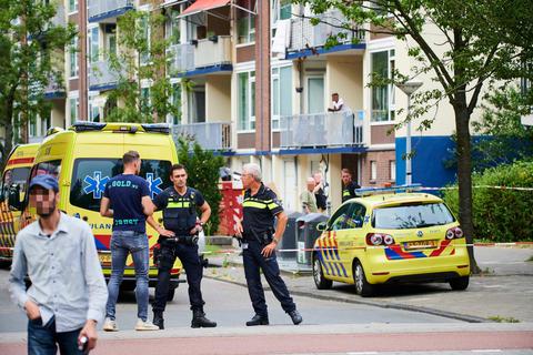 Am 13. August stehen Polizisten und Krankenwagen am Einsatzort im Amsterdamer Westen, wo kurz zuvor der 23-jährige Wetzlarer Sammy Baker erschossen wurde.  Foto: ginopress B.V./ANP/dpa 