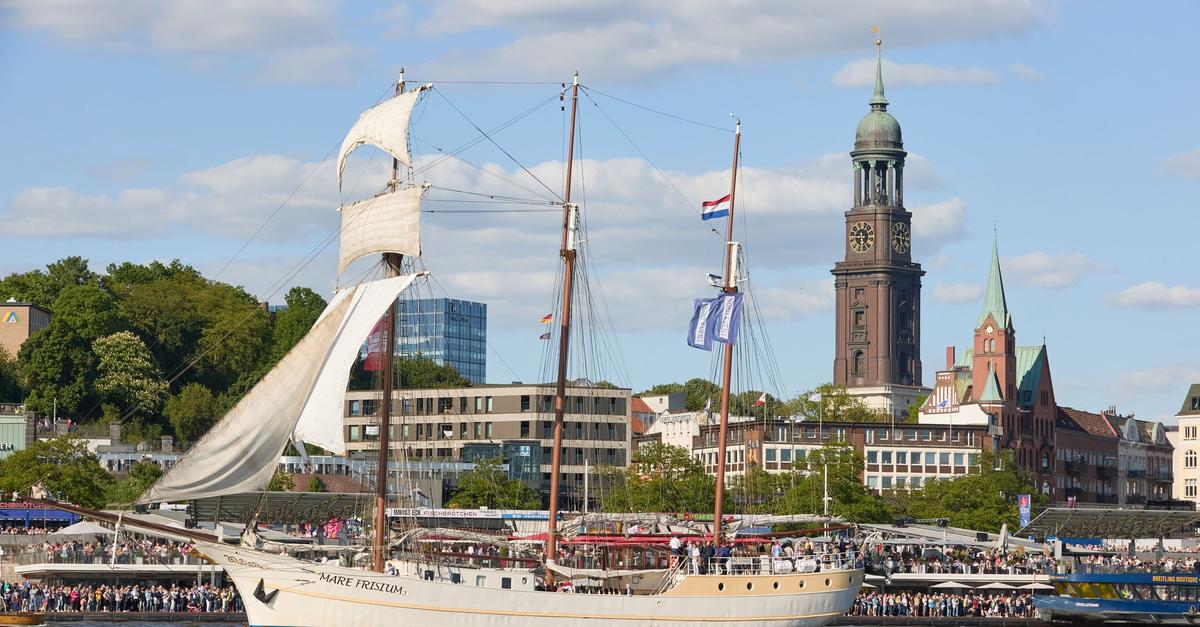 Segelschiff-brennt-im-Hamburger-Hafen-nahe-Elbphilharmonie