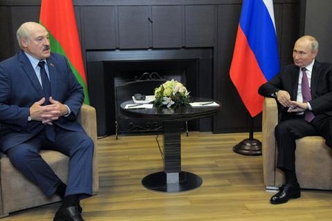 Lukaschenko hat sich beim einem Treffen mit Putin über den Druck des Westens auf sein Land beklagt. Foto: dpa / Mikhail Klimentyev