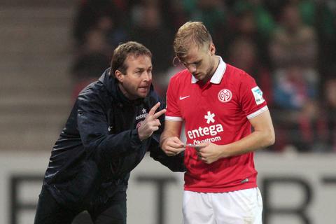 Der Mainzer Trainer Kasper Hjulmand (links) gibt Johannes Geis Anweisungen. Foto: dpa 