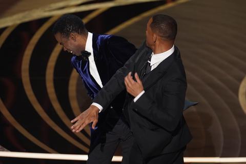  Will Smith (r), Schauspieler und Sänger aus den USA, schlägt Moderator Chris Rock, Schauspieler aus den USA, auf der Bühne, während er den Preis für den besten Dokumentarfilm bei den Oscars, der 94. Verleihung der Academy Awards im Dolby Theatre in Los Angeles, Hollywood überreicht.  Foto: Chris Pizzello/Invision/AP/dpa 