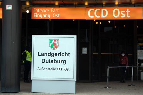 Schilder weisen auf die Außenstelle CCD Ost des Landgerichts Duisburg auf dem Messegelände in Düsseldorf hin. Das Landgericht Duisburg hat den Loveparade-Prozess am Montag eingestellt. Foto: dpa