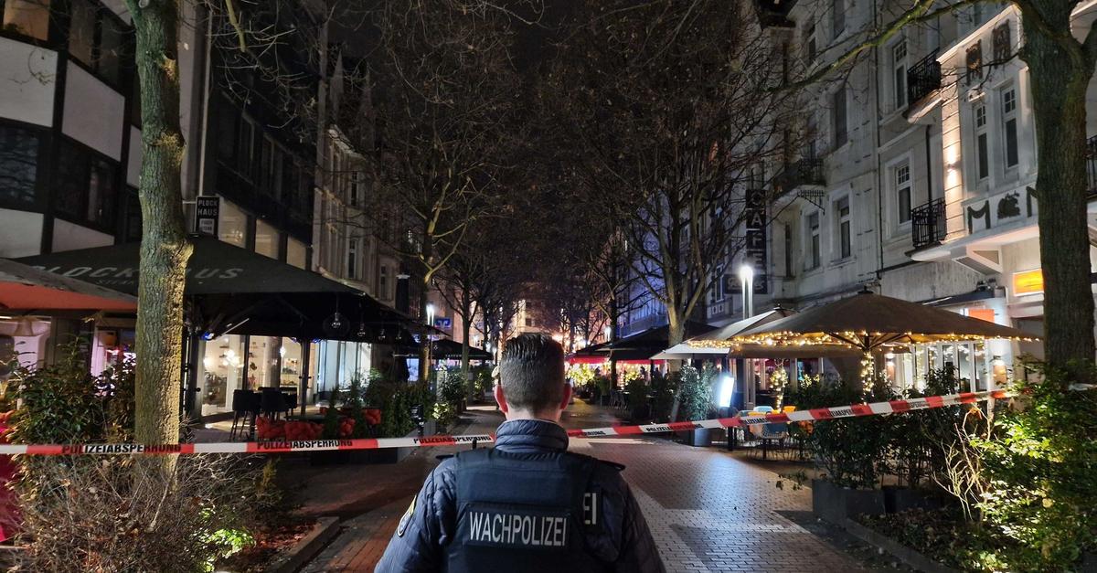 Unfall-oder-Absicht-Autofahrer-f-hrt-in-Bushaltestelle