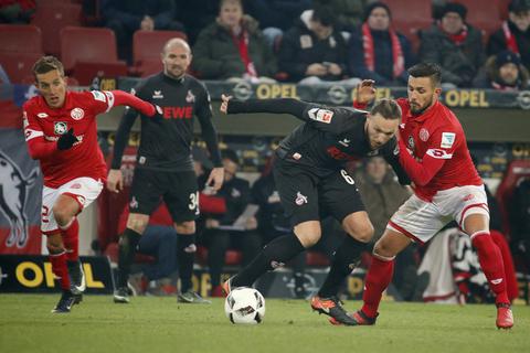 Die 05er Pablo de Blasis (li) und Danny Latza versuchen, Marco Höger vom 1. FC Köln zu stoppen. Foto: Sascha Kopp