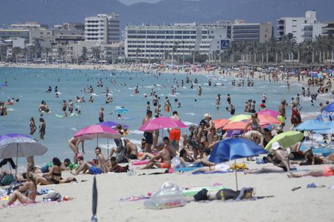 Touristen genießen die Sonne am Strand von Arenal. Wegen stark steigender Corona-Infektionszahlen stuft die Bundesregierung am Sonntag ganz Spanien und damit auch Mallorca und die Kanaren als Risikogebiet ein.  Clara Margais/dpa