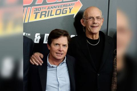 Michael J. Fox (l.) wird 60, das Foto zeigt ihn gemeinsam mit seinem Filmpartner aus "Zurück in die Zukunft", Christopher Lloyd, im Jahr 2015.  Foto: Jason Szenes/EPA/dpa 