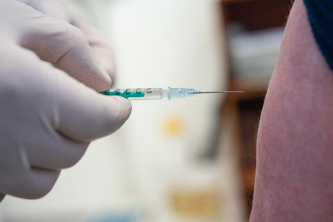 Eine Impfung kann helfen, die Pandemie zu besiegen. Doch die Impfbereitschaft ist Schwankungen unterworfen. Foto: Sebastian Gollnow/dpa