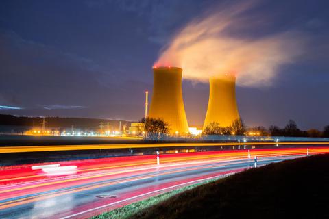 Der Anfang vom Rückbau: Nach rund 36 Jahren ist das Kernkraftwerk im Weserbergland bei Hameln am 31. Dezember endgültig vom Netz gegangen. Der Betreiber Preussenelektra rechnet damit, dass der anschließende Abriss 10 bis 15 Jahre dauern wird. Foto: dpa