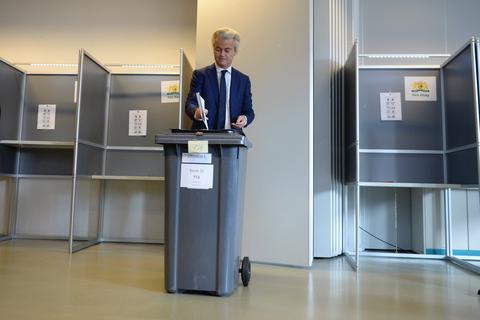 Geert Wilders wählt. Frau Antje hat ihn gebremst. Foto: dpa