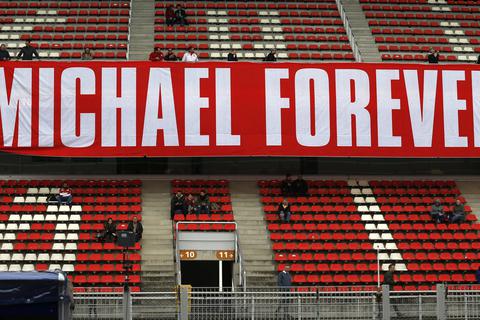 Die Liebe seiner Fans zu Michael Schumacher hält auch nach dessen Ski-Unfall ungebrochen an. Foto: AP/dpa/Manu Fernandez