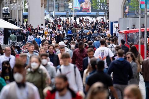 Zahlreiche Menschen spazieren durch die Fußgängerzone in der Münchner Innenstadt. Die Hoffnung auf Herdenimmunität ist fast so alt wie die Corona-Pandemie. Unter anderem ansteckendere Virusvarianten wie Delta lassen dahinter aber Fragezeichen entstehen. Foto:dpa 