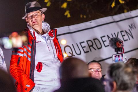 Der in Worms aufgewachsene Bodo Schiffmann, Arzt und Aktivist der Querdenken-Bewegung, bei einer Demo in Schwerin. Foto: Jens Büttner/dpa