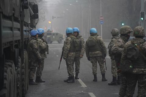 Kasachische Soldaten bereiten sich in Almaty darauf vor, Demonstranten zu stoppen. Der kasachische Präsident hat die Sicherheitskräfte ermächtigt, auf Teilnehmer an Unruhen zu schießen. Foto: dpa