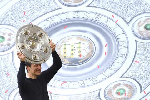 Recken die Bayern mit Trainer Niko Kovac am Saisonende wieder die Schale in die Luft? Eine Prognose ist schwierig bis unmöglich. Foto: dpa