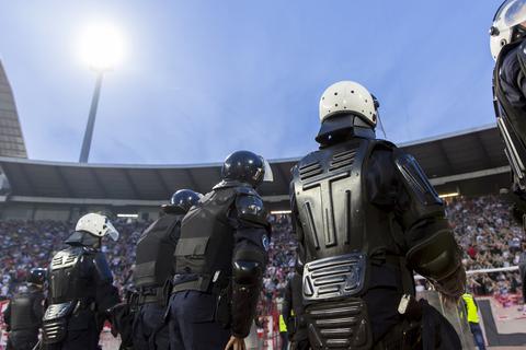 Einsatzkräfte der Polizei im Stadion. Foto: fotosr52 / adobe.stock