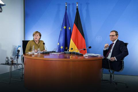 In der Videokonferenz: Bundeskanzlerin Angela Merkel (CDU) und Berlins Regierender Bürgermeister Michael Müller (SPD) diskutieren mit den Ministerpräsidenten. Foto: dpa