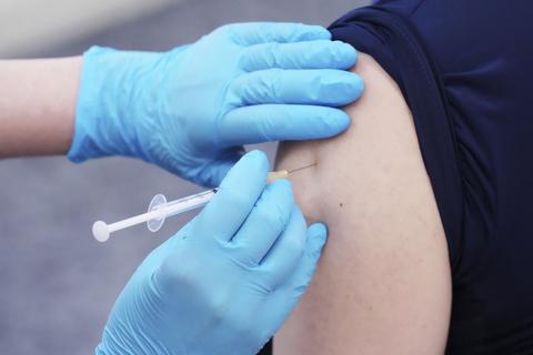Ein Mensch wird gegen das Coronavirus geimpft. Foto: dpa