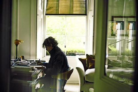 Nigel Slater an seinem Schreibtisch im Norden Londons © Fotos: Jenny Zarins, BornGroupUK/Jonathan Lovekin