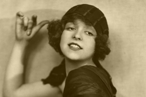 Als Flapper wurden junge Frauen wie die Schauspielerin Clara Bow bezeichnet, die kurze Haare und kurze Röcke trugen. Foto: wikimedia
