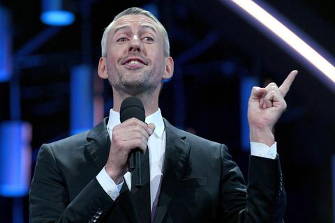 Der Komiker Sebastian Pufpaff hält bei der Verleihung des Deutschen Comedypreises 2018 eine Laudatio.  Foto: dpa/Henning Kaiser