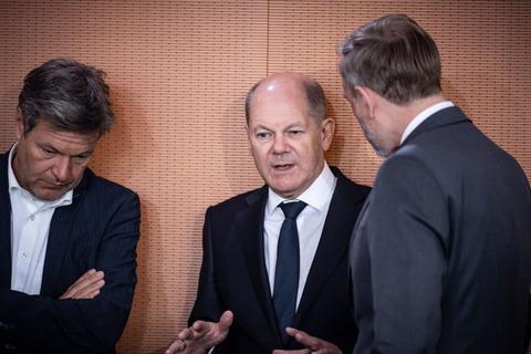 Bundeskanzler Olaf Scholz mit Finanzminister Christian Lindner und Wirtschaftsminister Robert Habeck im Rahmen einer Kabinettssitzung. © Michael Kappeler/dpa