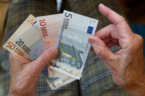 Eine ältere Frau zählt Geld.  Symbolfoto: dpa