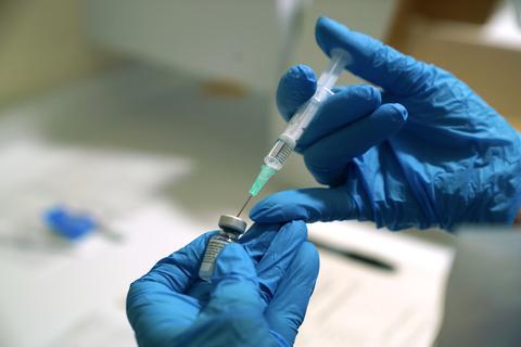 In Großbritannien haben die Impfungen gegen das Coronavirus bereits begonnen.  Foto: Owen Humphreys/PA Wire/dpa
