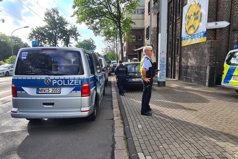 Die Polizei in Essen ermittelt wegen möglicherweise geplanter Straftaten an zwei Schulen gegen einen 16-Jährigen. An zwei Schulen fanden größere Polizeieinsätze statt. Foto: Markus Gayk/TNN/dpa