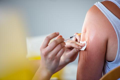 Eine Person lässt sich in einem Impfzentrum gegen Covid-19 impfen. Aymbolfoto: dpa/Gregor Fischer