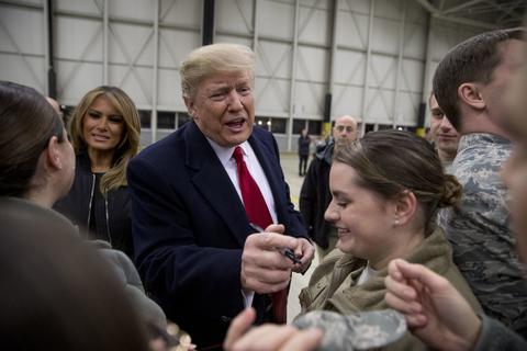 US-Präsident Donald Trump und seine Ehefrau Melania bei den Soldaten auf der US-Airbase Ramstein in der Pfalz.  Foto: dpa