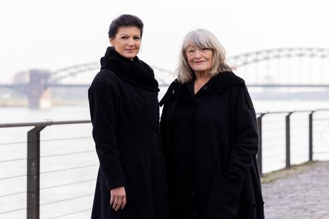 „Geraten wir unaufhaltsam auf eine Rutschbahn Richtung Weltkrieg und Atomkrieg?“: Sahra Wagenknecht (l) und Alice Schwarzer.