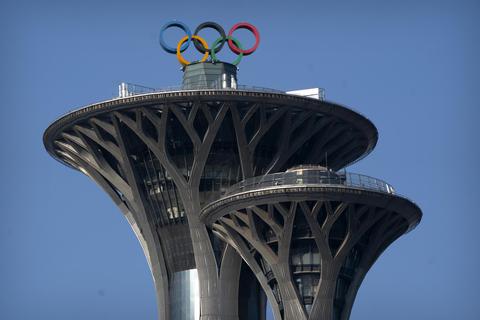 Die Ringe auf dem Pekinger Olympiaturm: Im Februar sollen die Winterspiele beginnen. Foto: dpa
